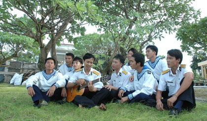 Buổi sinh hoạt văn nghệ của chiến sỹ hải quân làm nhiệm vụ tại quần đảo Trường Sa. Ảnh: Minh Châu