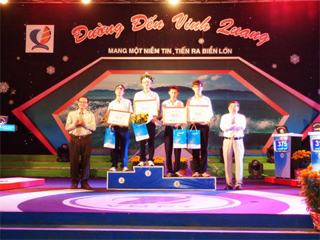 Ông Nguyễn Hồng Oanh, Giám đốc Sở GD-ĐT và ông Nguyễn Văn Thái, Giám đốc Viễn thông Tiền Giang trao  thưởng cho các thí sinh.