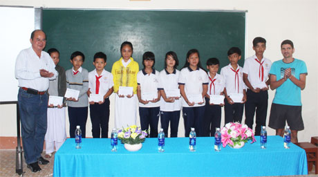 Ông Huỳnh Văn Thanh, Phó Chủ tịch Hội  Chữ thập đỏ tỉnh  cùng thành viên Nhóm CANNELLE trao  học bổng tại Trường THCS Tân Mỹ Chánh.