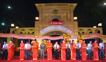 Lãnh đạo tỉnh cùng lãnh đạo các sở ban ngành cắt băng khai mạc đường hoa.