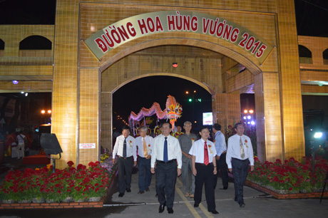 Lãnh đạo tham quan đường  hoa.