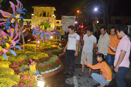 Người dân tham quan và chụp ảnh.