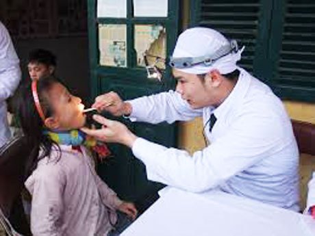 Khám bệnh cho bệnh nhi tại Bệnh viện Đa khoa trung tâm Tiền Giang.			 Mổ bắt con tại Bệnh viện Phụ sản Tiền Giang. 				     Ảnh: THỦY HÀ