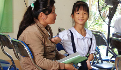 Cháu Triệu Ngọc Huyền sau khi học hòa nhập một thời gian đã học rất giỏi, có thể làm các việc đơn giản.