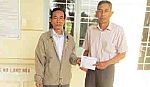 Trao tiền bạn đọc giúp đỡ chị Đặng Hồng Sương