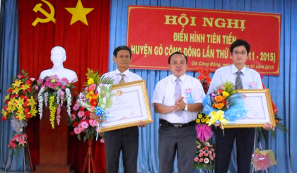 Ông Nguyễn Chí Trung, Chủ tịch UBND huyện trao Bằng khen  của Thủ tướng Chính phủ cho tập thể, cá nhân xuất sắc  trong phong trào thi đua yêu nước.