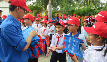 Tặng quà cho học sinh nghèo.