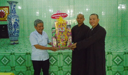 Ông Trần Long Thôn,Trưởng Ban Dân vận tỉnh uỷ trao quà