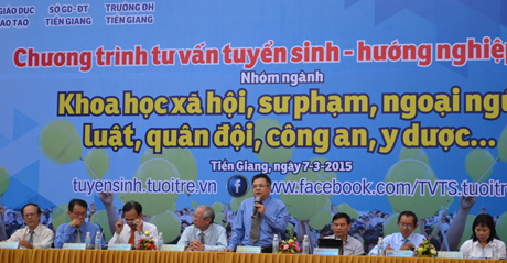 chuyên gia tư vấn tuyển sinh - hướng nghiệp đến từ Bộ GD-ĐT, các trường ĐH ở TP. Hồ Chí Minh, Trường ĐH Tiền Giang và Trường Cao đẳng Y tế Tiền Giang.