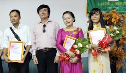 Nhà thơ Trần Đỗ Liêm - Trưởng Ban Giám khảo và các tác giả đạt giải cuộc thi Thơ Trẻ Tiền Giang lần thứ III. Ảnh: vannghetiengiang.vn