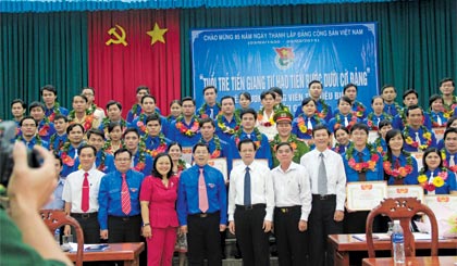 Tuyên dương 85 đảng viên trẻ tiêu biểu. Ảnh: P.Mai