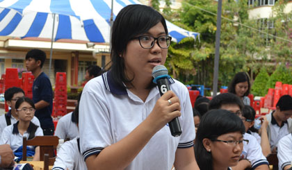 Thí sinh Trần Minh Ngọc đặt câu hỏi với Ban tư vấn.