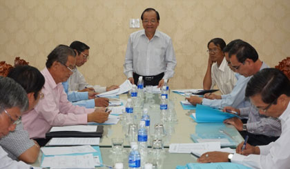 Ông Trần Thanh Đức, Phó Chủ tịch UBND tỉnh, Chủ tịch  Hội đồng   xét tặng danh hiệu “Nghệ sĩ  ưu tú”  của tỉnh phát biểu  trong  phiên họp.