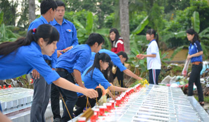 Viếng nghĩa trang liệt sỹ tỉnh. Ảnh: Như Lam