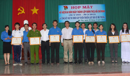 Ban Tổ chức trao 8 giải thưởng.
