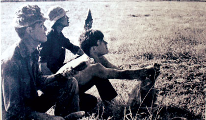 Du kích Vành đai Bình Đức pháo kích vào căn cứ bằng súng cối 60 ly giữa ban ngày  - tháng 6-1974.        Ảnh: tư liệu