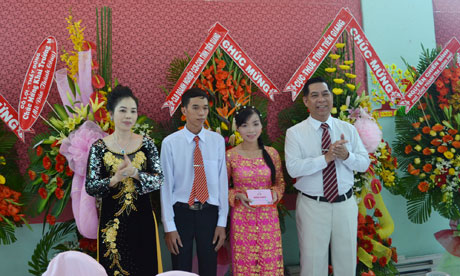 Lãnh đạo công ty tặng đôi bông tai hột xoàn cho cặp đôi công nhân mới thành hôn.