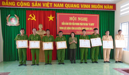 Thượng tá Phạm Ánh Nguyệt, Phó Trưởng phòng Công tác chính trị Công an  tỉnh trao Bằng khen.