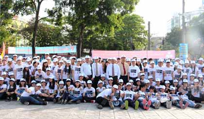  Các đại biểu, tình nguyện viên Cần Thơ tại chương trình hưởng ứng Giờ Trái đất 2015 (Ảnh: PV)