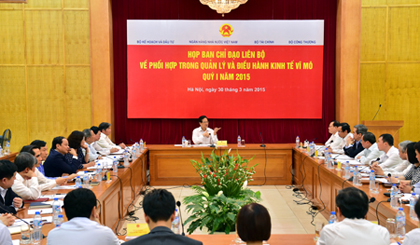 Thủ tướng Nguyễn Tấn Dũng yêu cầu các Bộ, ngành chức năng tiếp tục làm tốt công tác dự báo, phân tích, đánh giá tình hình để chủ động đề ra các giải pháp linh hoạt, hiệu quả. Ảnh: VGP/Nhật Bắc
