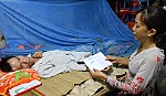 Trao tiền bạn đọc giúp anh Lê Văn Ơi