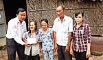 Trao tiền của bạn đọc giúp bà Sáu Dẩu