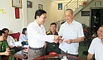 Lãnh đạo tỉnh thăm, tặng quà gia đình chính sách nhân kỷ niệm 30-4
