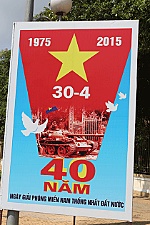 Nhiều pa nô tuyên truyền kỷ niệm 30-4, 1-5 và 19-5