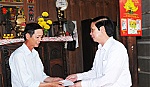Lãnh đạo tỉnh thăm, tặng quà gia đình chính sách nhân kỷ niệm 30-4