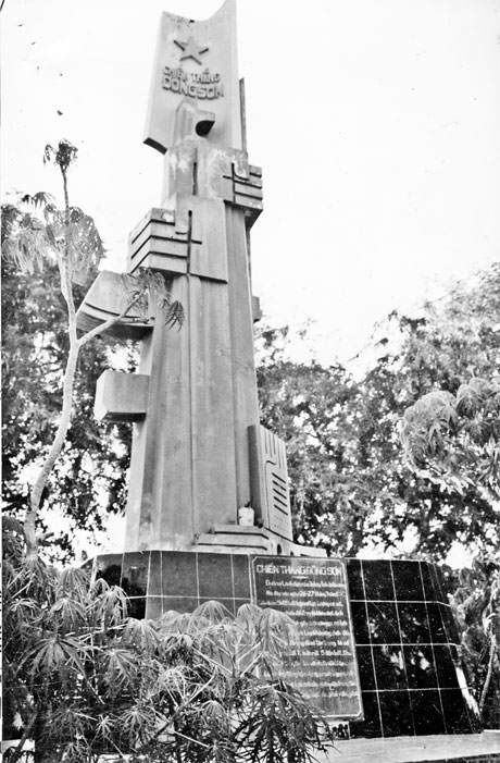 Bia Chiến thắng Đồng Sơn.