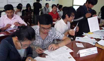 Thí sinh làm hồ sơ dự thi đại học. (Ảnh: Phương Vy/TTXN)