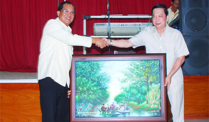 Bí thư Tỉnh ủy Trần Thế Ngọc tặng  quà lưu niệm cho Bí thư - Tỉnh trưởng tỉnh Savannakhet.
