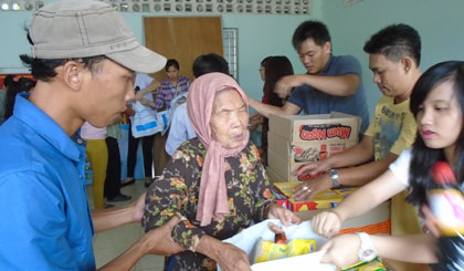  Quang cảnh buổi phát quà cho người mù.