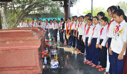 Học sinh viếng mộ 3 “Chiến sĩ gang thép”.			                Ảnh: NGUYÊN CHƯƠNG