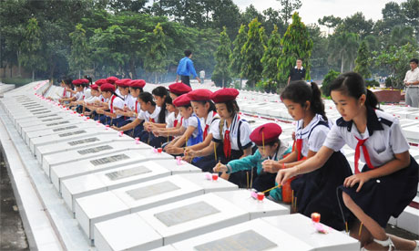 Đội viên viếng Nghĩa trang Liệt sĩ tỉnh.