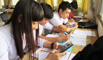 Các em học sinh lớp 12, Trường THPT Nguyễn Đình Chiểu đến Thư viện tỉnh  mượn sách học theo nhóm.