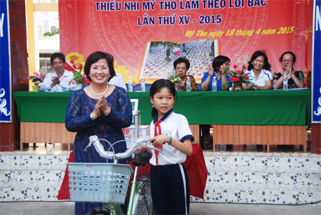 Bà Trần Thị Quý Mão, Phó Giám đốc Sở GD-ĐT trao quà  cho trại sinh may mắn nhất.