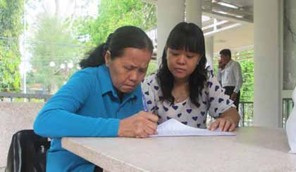 Bà Thơi ký tên vào biên bản, thống nhất cách giải quyết của Chủ tịch UBND tỉnh.