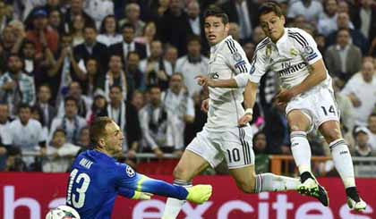 Chicharito bỏ lỡ khá nhiều cơ hội trước khi có được bàn thắng.