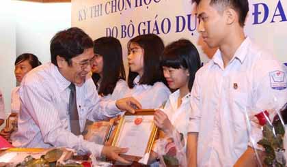 Ban tổ chức trao thưởng các học sinh. Ảnh: Quý Trung/TTXVN