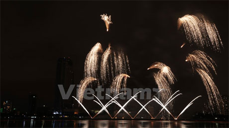 Màn trình diễn ‘Trọn vẹn tình yêu’ của đội Pyrotecnico đem đến ý nghĩa mới với các bản tình ca thể hiện qua nhiều thể loại âm nhạc khác nhau.