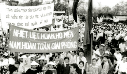 Nhân dân chào mừng miền Nam hoàn toàn giải phóng. Ảnh: Trần Nhã