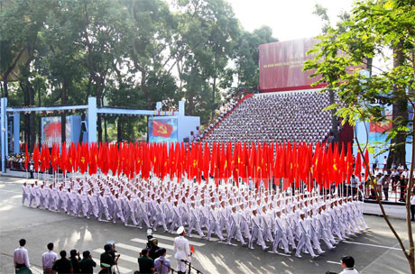 Khối cờ Đảng, cờ Tổ quốc do 200 thanh niên nghiêm trang rước qua lễ đài, tượng trưng cho lý tưởng, chiến thắng, bản lĩnh, trí tuệ lãnh đạo của Đảng và khí phách của khối đại đoàn kết toàn dân tộc.