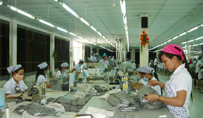 Công nhân đang làm việc tại Công ty cổ phần May Sông Tiền.