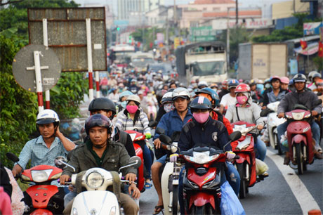 Dòng người ùn ứ tại ngã 3 Trung Lương.