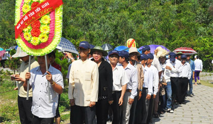 Đoàn cán bộ tỉnh Tiền Giang viếng mộ Đại tướng Võ Nguyên Giáp.