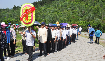 Đoàn cán bộ tỉnh Tiền Giang vào dâng hương, viếng mộ Đại tướng.