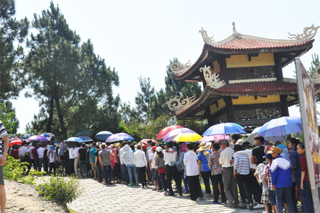 Nhiều đoàn khách đến viếng mộ Đại tướng.