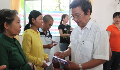 Nhà tài trợ trao quà cho hộ nghèo.