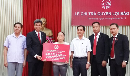 Ông Nguyễn Hoài Linh (thứ 2 từ trái sang) trao bảng tượng trưng số tiền hơn 2,1 tỷ đồng cho gia đình anh Toàn.